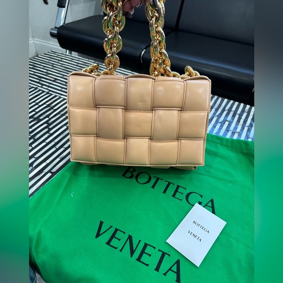 Authentic Brand New Bottega Veneta beige padded cassette Bag - Picture 2 of 13